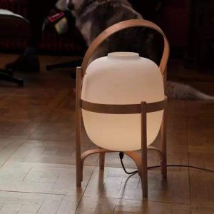 Lampka stołowa Cesta z opalowym kloszem i drewnianą podstawą