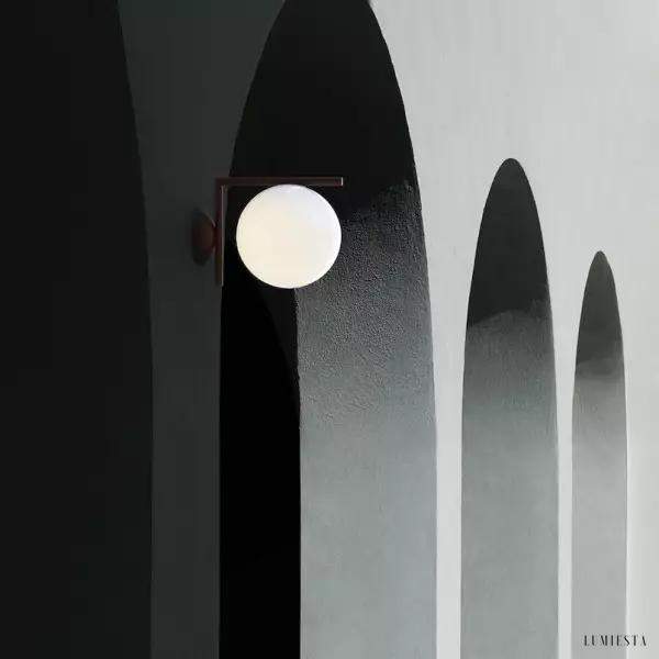 Lampa ścienna IC Lights z okrągłym kloszem w eleganckim stylu