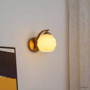 Lampka ścienna z mlecznym szkłem w stylu vintage z złotymi akcentami