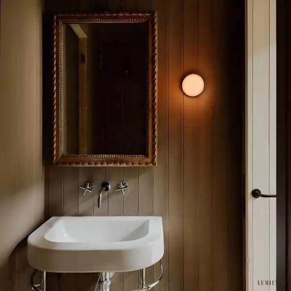 Stylowa lampa ścienna Orb z szklanym kloszem w kolorach