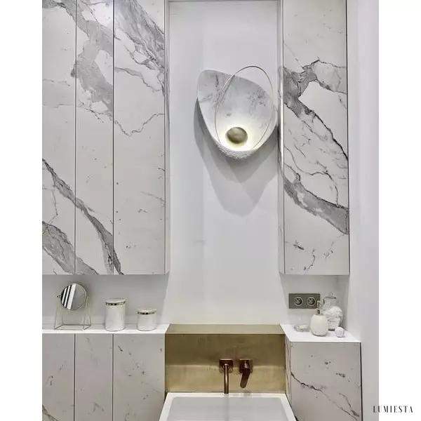 Lampka ścienna Pearl w kształcie perły z mosiężnym akcentem