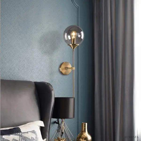 Minimalistyczna szklana lampa ścienna w kształcie kuli