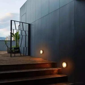 Lampka ścienna Roc z metalowo-szklanym wykończeniem