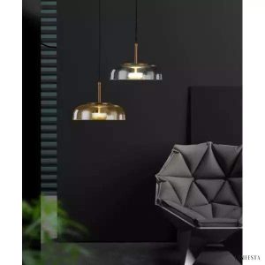 Klasyczna szklana lampa wisząca w minimalistycznym stylu