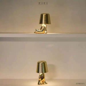 Innowacyjna lampa Thinker w kształcie postaci złotej lub chromowanej