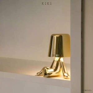 Innowacyjna lampa Thinker w kształcie postaci złotej lub chromowanej