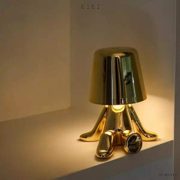 Innowacyjna lampa Thinker w kształcie postaci złotej lub chromowanej