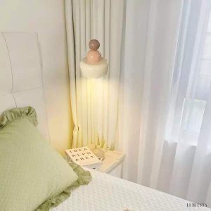 Kremowa lampa wisząca z żywicy w stylu nordyckim