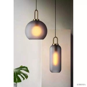 Szklana lampa wisząca w stylu retro z miedzianym wykończeniem