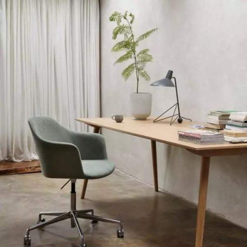 Lampka stołowa w stylu minimalistycznym na tripodzie HM9