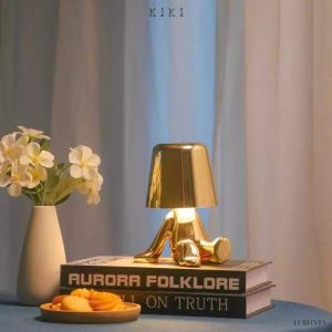 Innowacyjna lampa Thinker w kształcie postaci złotej lub chromowanej