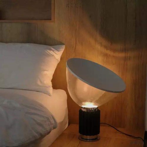 Lampa stołowa Taccia z unikalnym kształtem reflektora