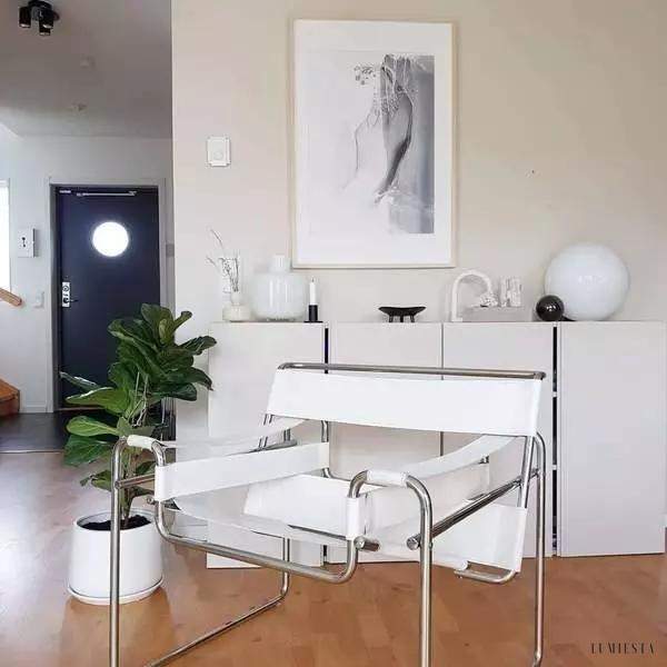 Lampa stołowa w kształcie kuli z opalowego szkła i aluminium