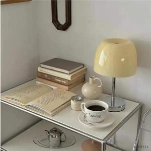 Minimalistyczna lampa stołowa Bauhaus z kolorowym kloszem