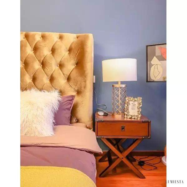 image_8-373.jpg Metalowa lampa stołowa wrażająca otwartą konstrukcją złotą