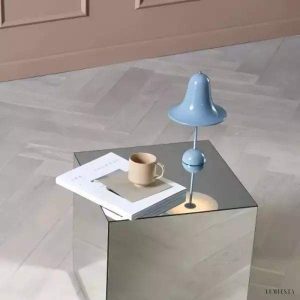 Lampka stołowa Pantop w kształcie dzwonu dostępna w różnych kolorach