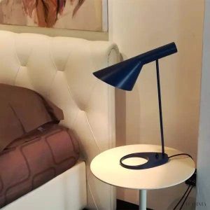 Asymetryczna metalowa lampa stołowa w nowoczesnym stylu