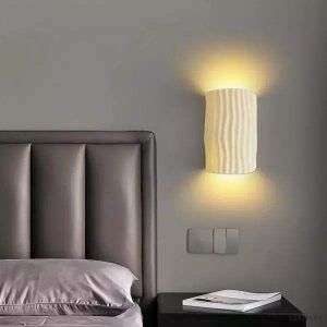 Stylowa lampka ścienna z żywicy w skandynawskim stylu