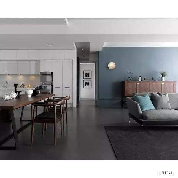 Lampa ścienna z marmuru i miedzi w minimalistycznym stylu