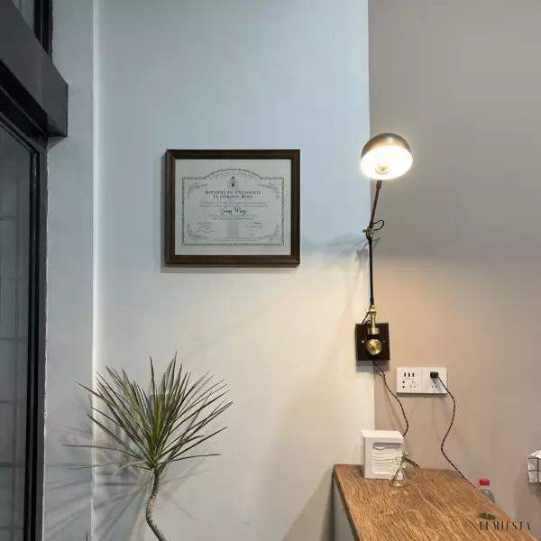 Lampa ścienna w stylu japońskim z regulowanym ramieniem