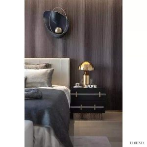 Lampka ścienna Pearl w kształcie perły z mosiężnym akcentem