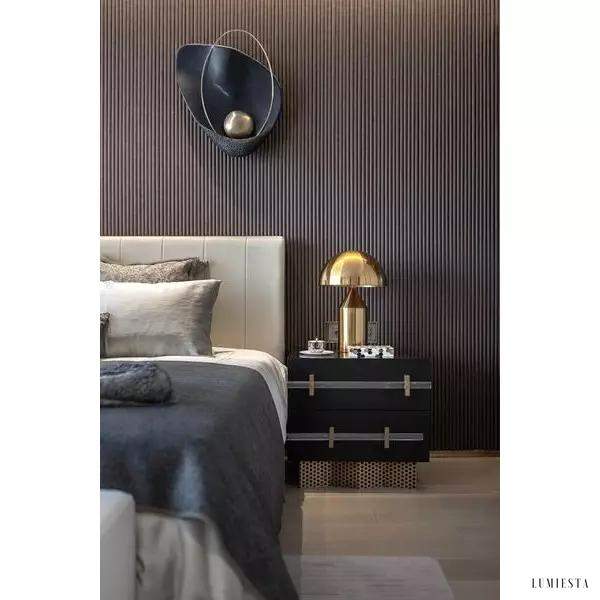 Lampka ścienna Pearl w kształcie perły z mosiężnym akcentem