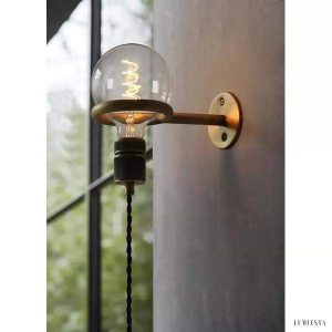 Minimalistyczna lampa ścienna Loop z gniazdkiem E27