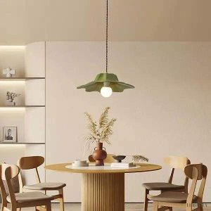 Kolorowa lampa wisząca w kształcie kwiatu