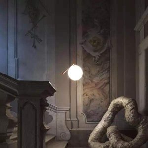 Lampa wisząca IC Lights z szklaną kulą w eleganckim stylu