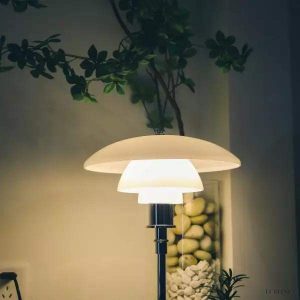 Lampa stołowa w stylu duńskim z wielowarstwowymi kloszami