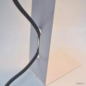 Minimalistyczna lampa biurkowa Object 3 z metalu