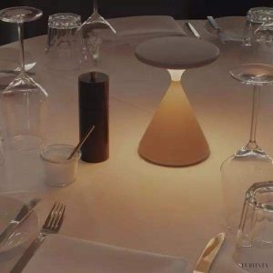 Lampka stołowa Salt i Pepper w kształcie klepsydry z funkcją dotykową