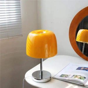 Minimalistyczna lampa stołowa Bauhaus z kolorowym kloszem