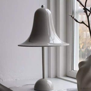 Lampka stołowa Pantop w kształcie dzwonu dostępna w różnych kolorach