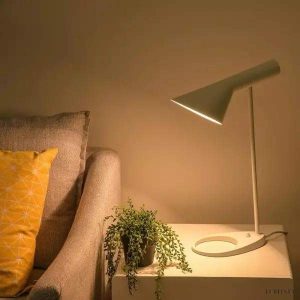 Asymetryczna metalowa lampa stołowa w nowoczesnym stylu