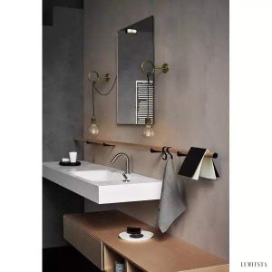 Minimalistyczna lampa ścienna Loop z gniazdkiem E27