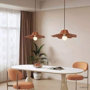 Kolorowa lampa wisząca w kształcie kwiatu