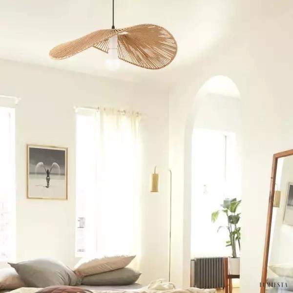 Rattanowa lampa wisząca Wabi Sabi ze słomkowym kapeluszem