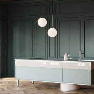 Lampa wisząca IC Lights z szklaną kulą w eleganckim stylu