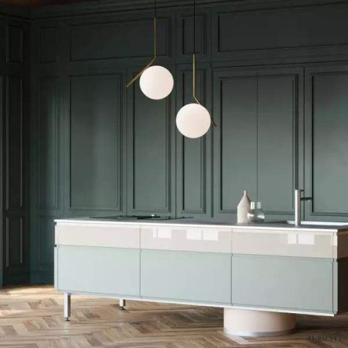 Lampa wisząca IC Lights z szklaną kulą w eleganckim stylu