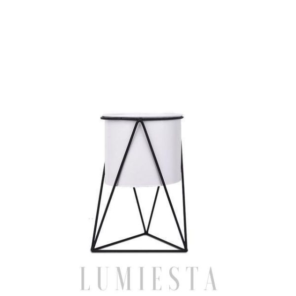 Elegancki biały stojak na rośliny z metalową podstawą