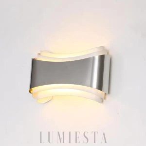 Lampa ścienna w stylu nowoczesnym z eleganckim kształtem