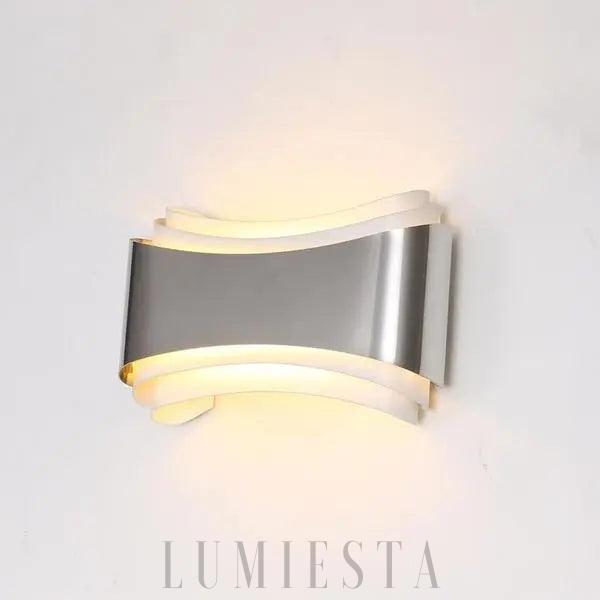 Lampa ścienna w stylu nowoczesnym z eleganckim kształtem