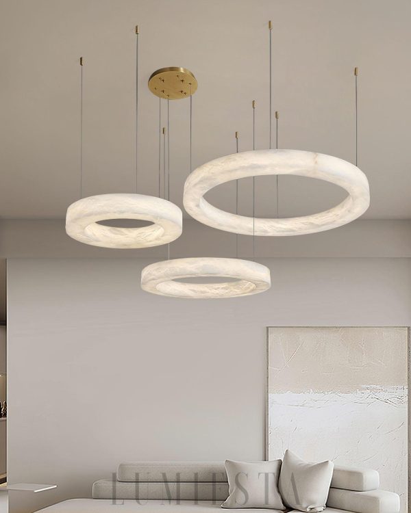 Marika - Nowoczesny żyrandol z alabastru w kolorze mosiądzu