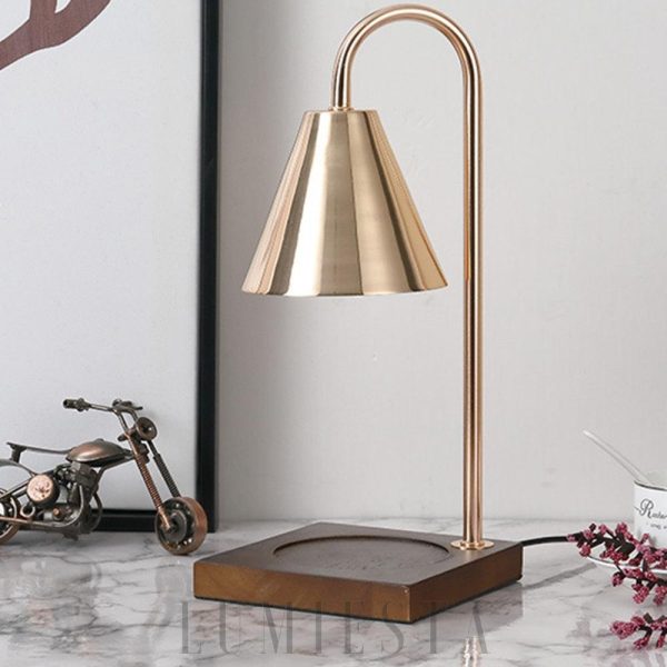 Lampka biurkowa w stylu skandynawskim z metalowym kloszem