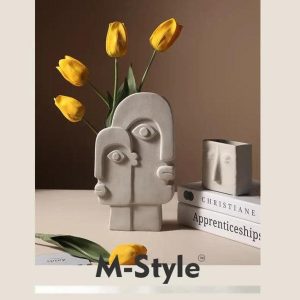 Wazon w kształcie twarzy z ceramicznym wykończeniem