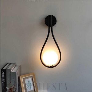 Lampa ścienna w stylu minimalistycznym z okrągłym kloszem