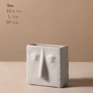 Wazon w kształcie twarzy z ceramicznym wykończeniem