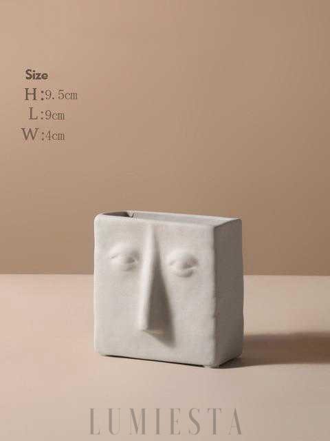 Wazon w kształcie twarzy z ceramicznym wykończeniem