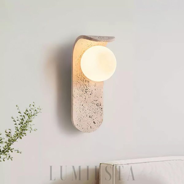 Minimalistyczna lampa ścienna Curve Solis z travertynu beżow